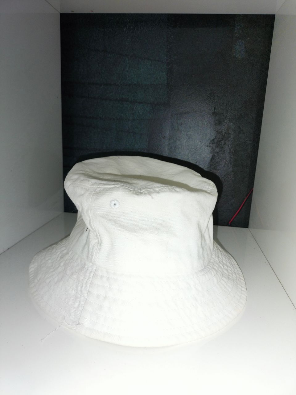 Valkoinen bucket hattu