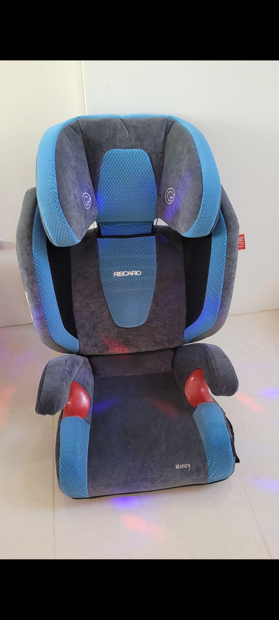 Recaro turvaistuin autoon.