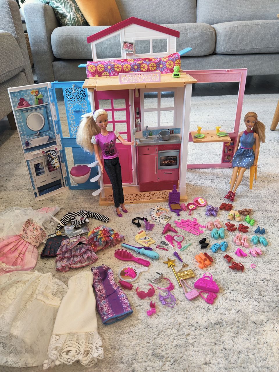 Barbie talo, nuket ja tarvikkeet