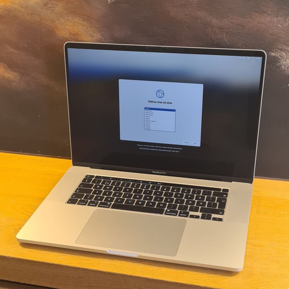 Apple MacBook Pro 16" 2019 (i9 / 16GB RAM / 1TB SSD), takuu
