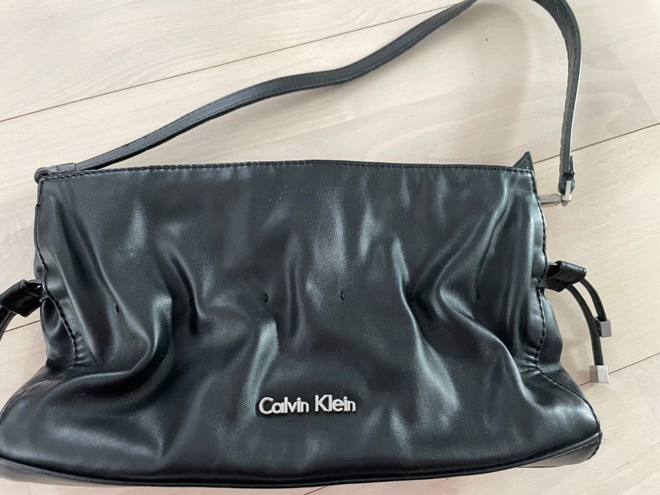 Aito Calvin Klein -käsilaukku