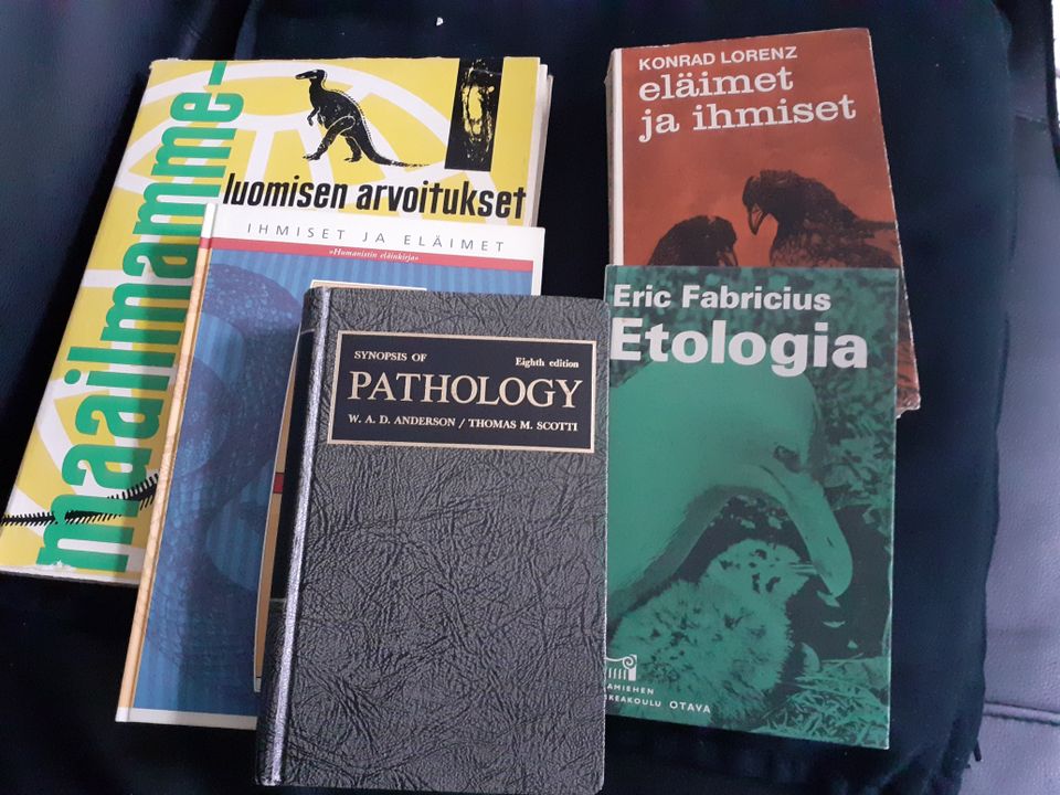 Pathology + muut kirjat