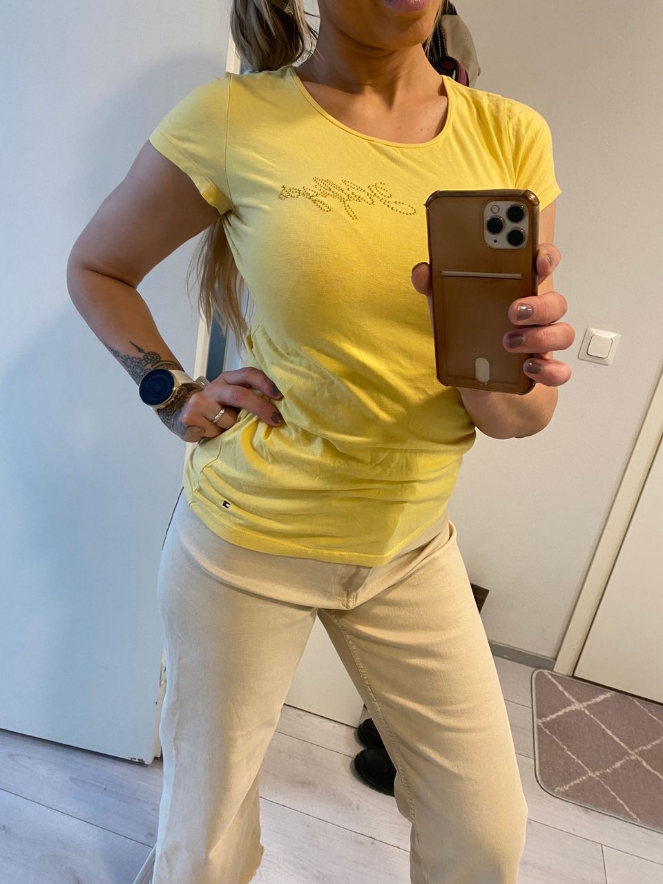 Hilfigerin kaunis, keltainen joustava t-paita