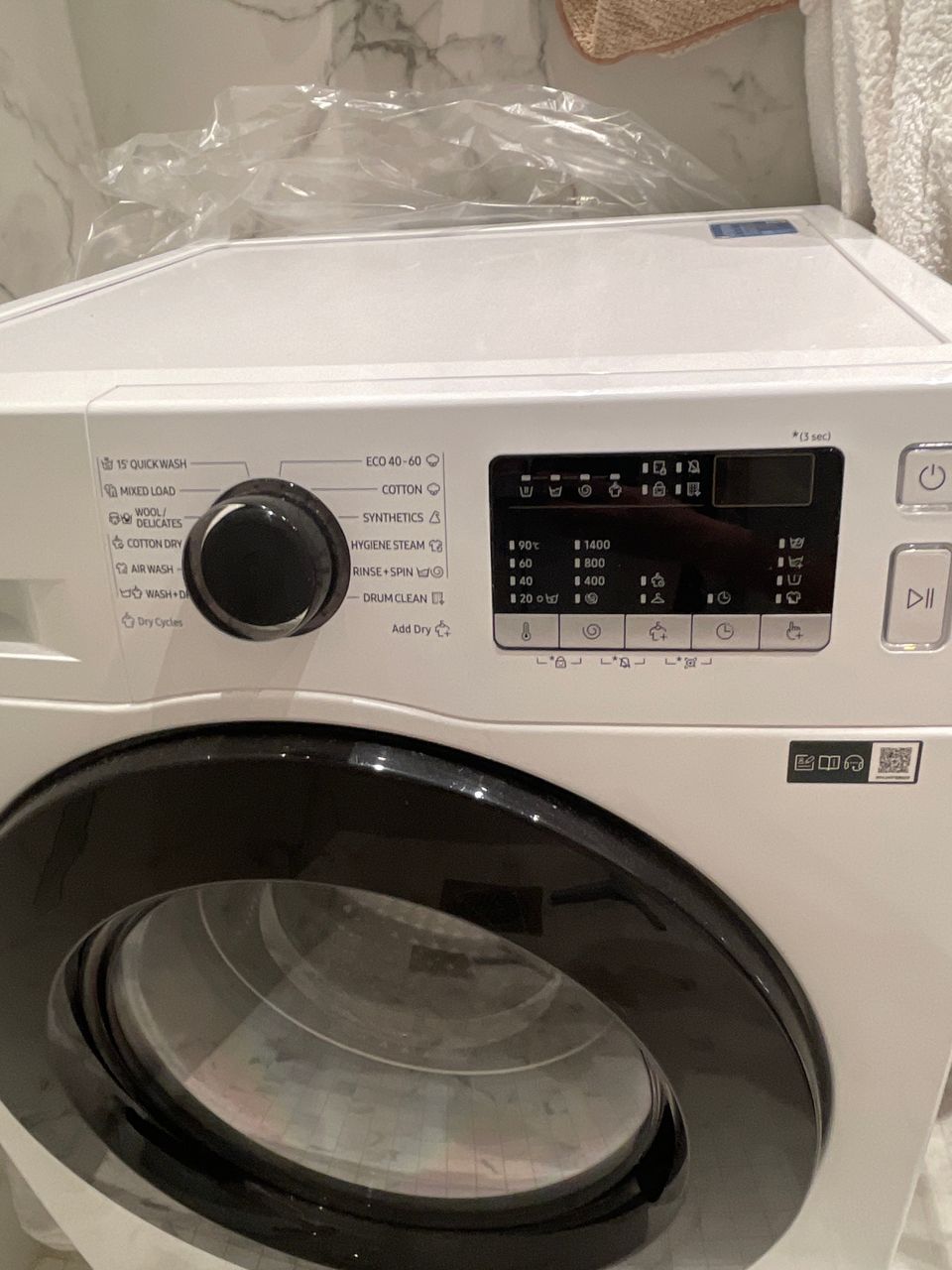 Myydään Samsung WD400T kuivaava pesukone muuton alta pois