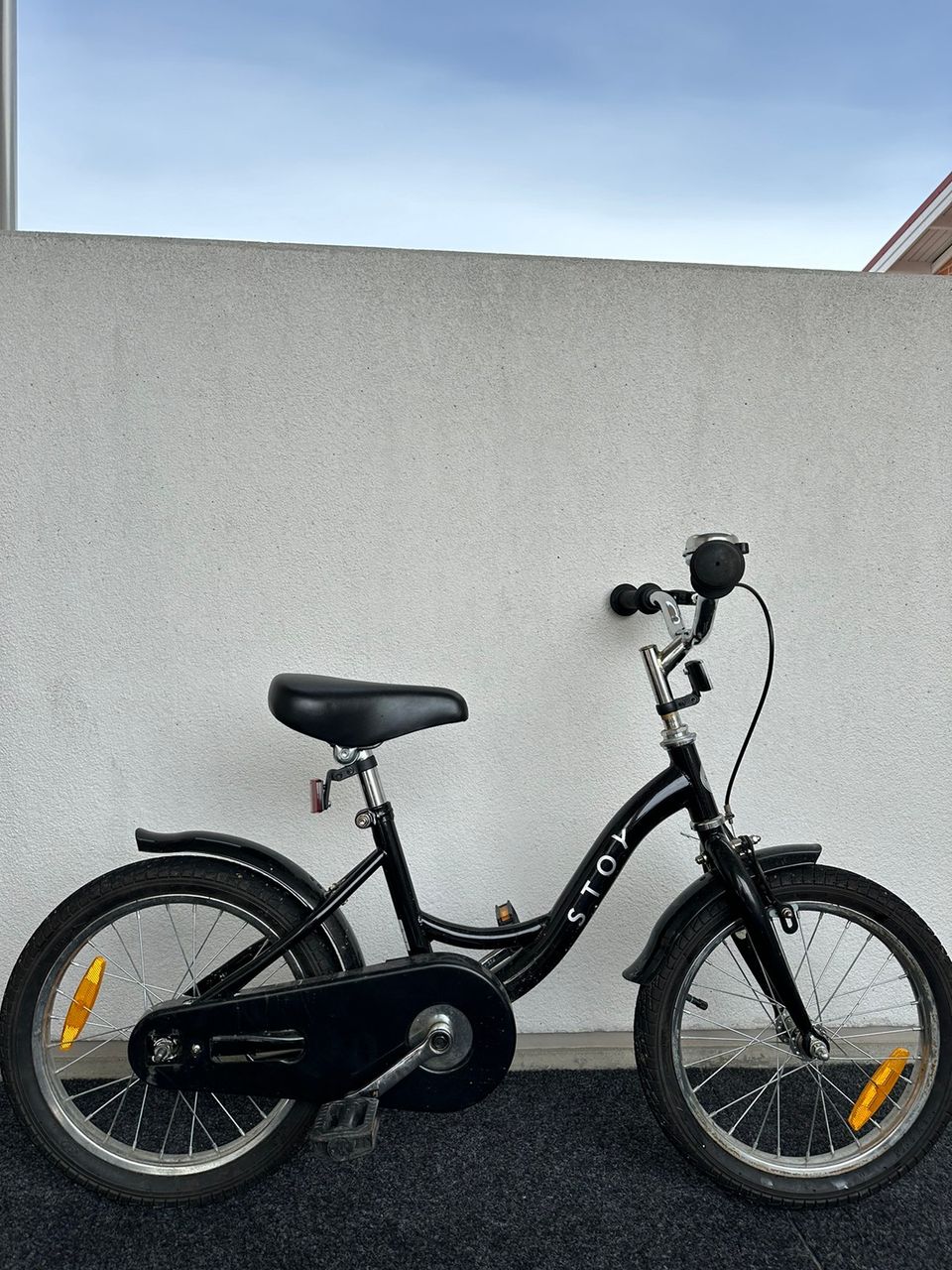 Musta 16" polkupyörä