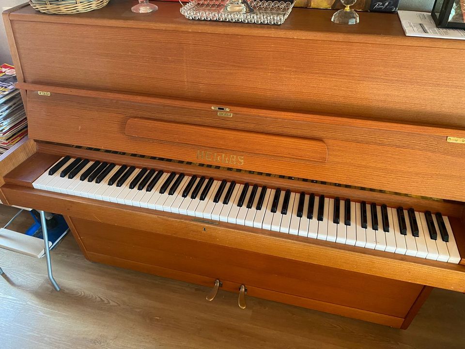 Hellas piano