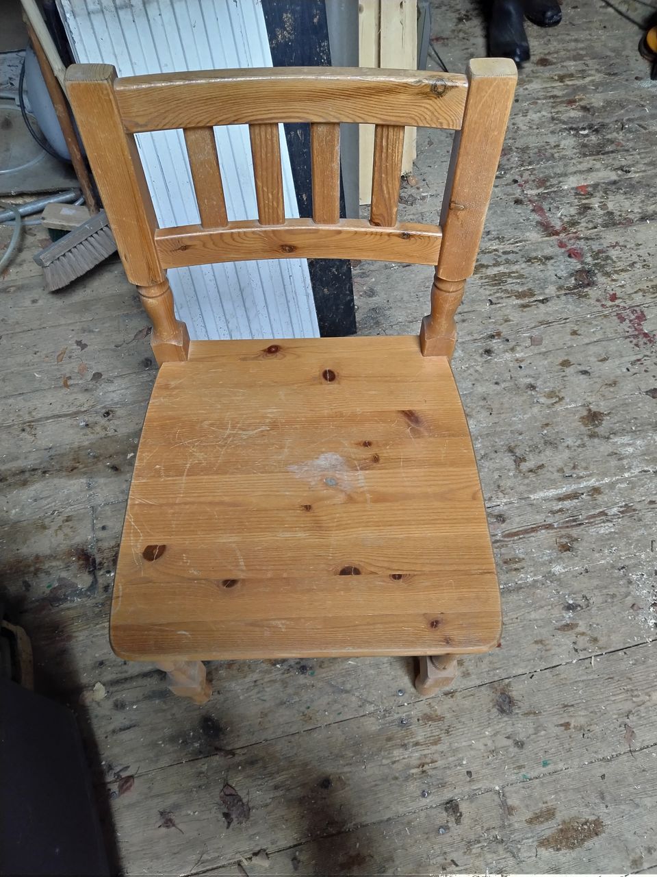 mäntyiset tuolit