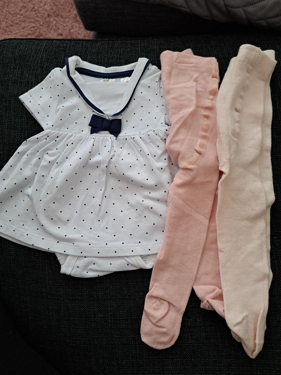 Vauvan mekko ja kahdet sukkahousut