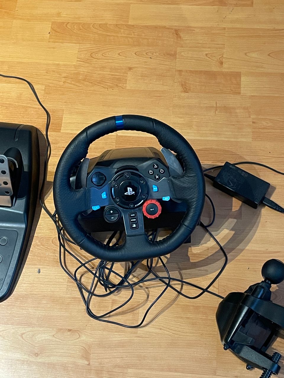 Myydään Logitech g29 + shifteri! (MAHDOLLISUUS VAIHTAA G920!