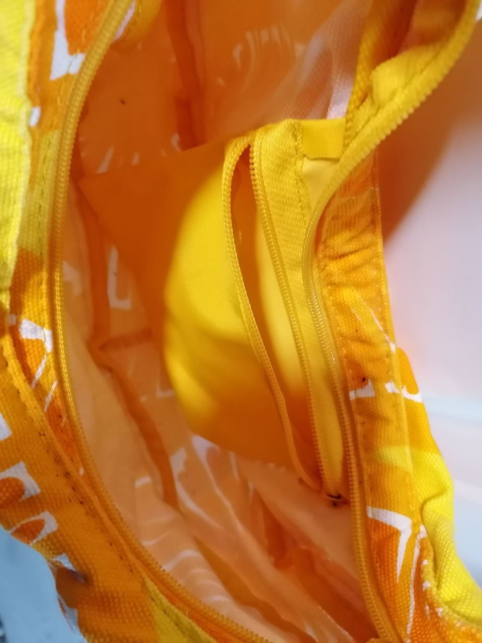 Marimekon laukku, appelsiini kuosinen, keltaoranssi