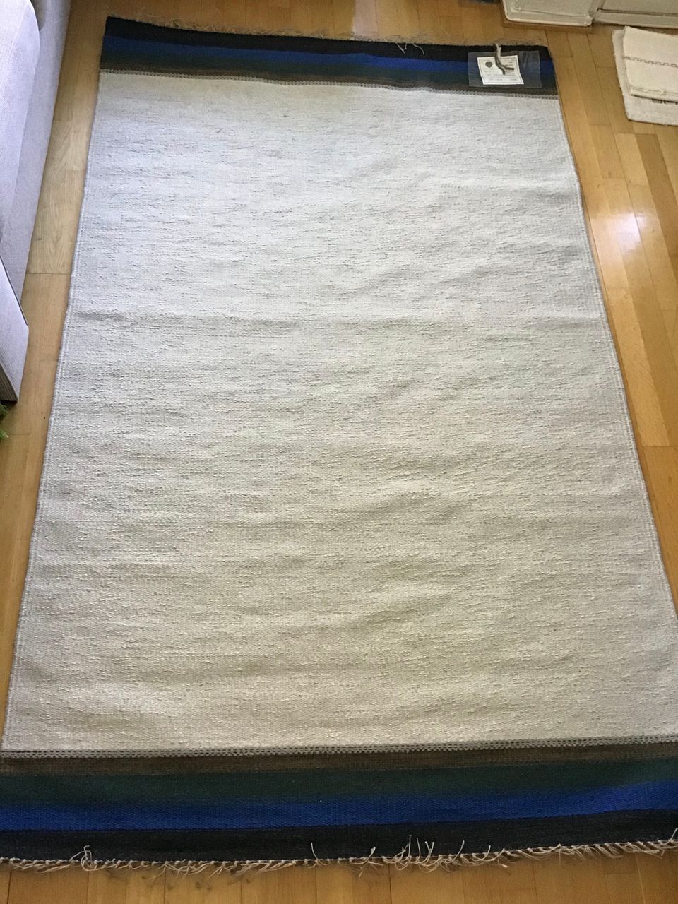 Harmaa villamatto ( koko 140 x 230 cm )