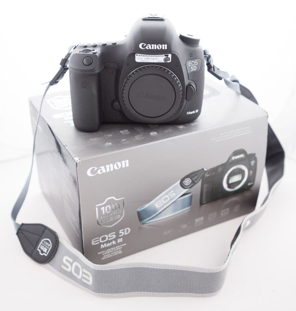 Täydellinen Canon kamerapaketti linsseineen ja lisävarusteineen