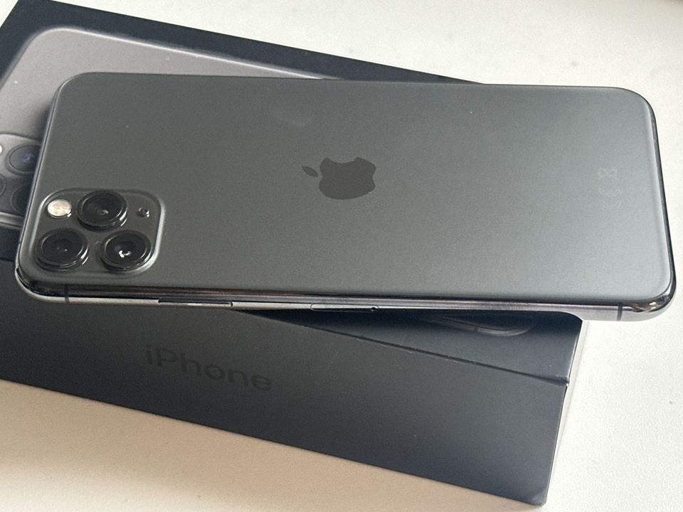 ALE iPhone 11 Pro Max 64GB musta - TAKUU 12 kk