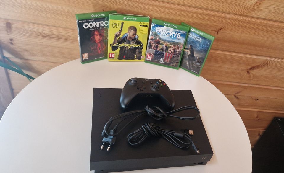 Xbox One X 1TB + 4 Peliä