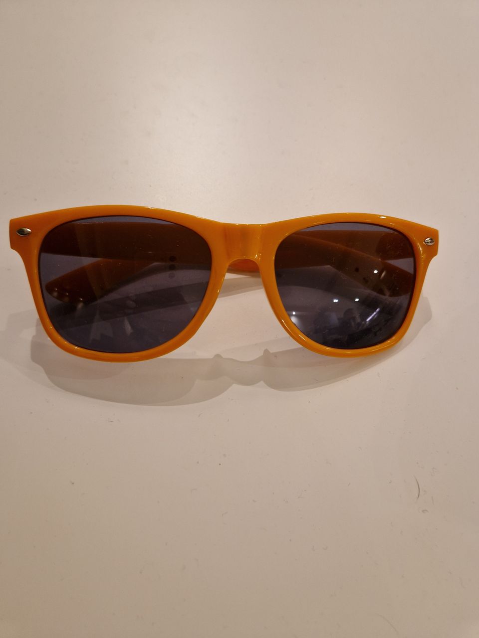 Oranssit Ilosaarirock-aurinkolasit