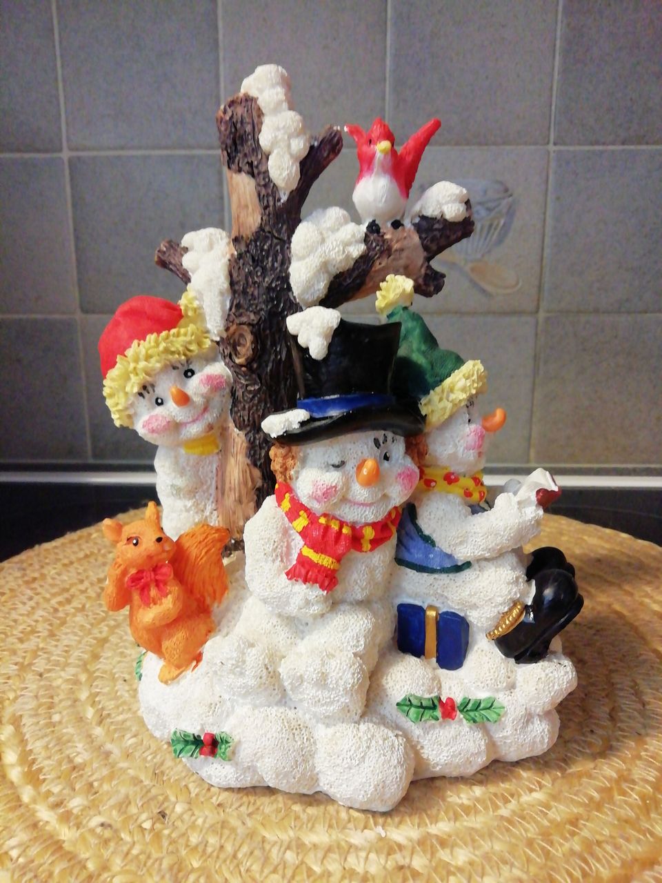 Uusi, käsinmaalattu lumiukot ja eläimet patsas