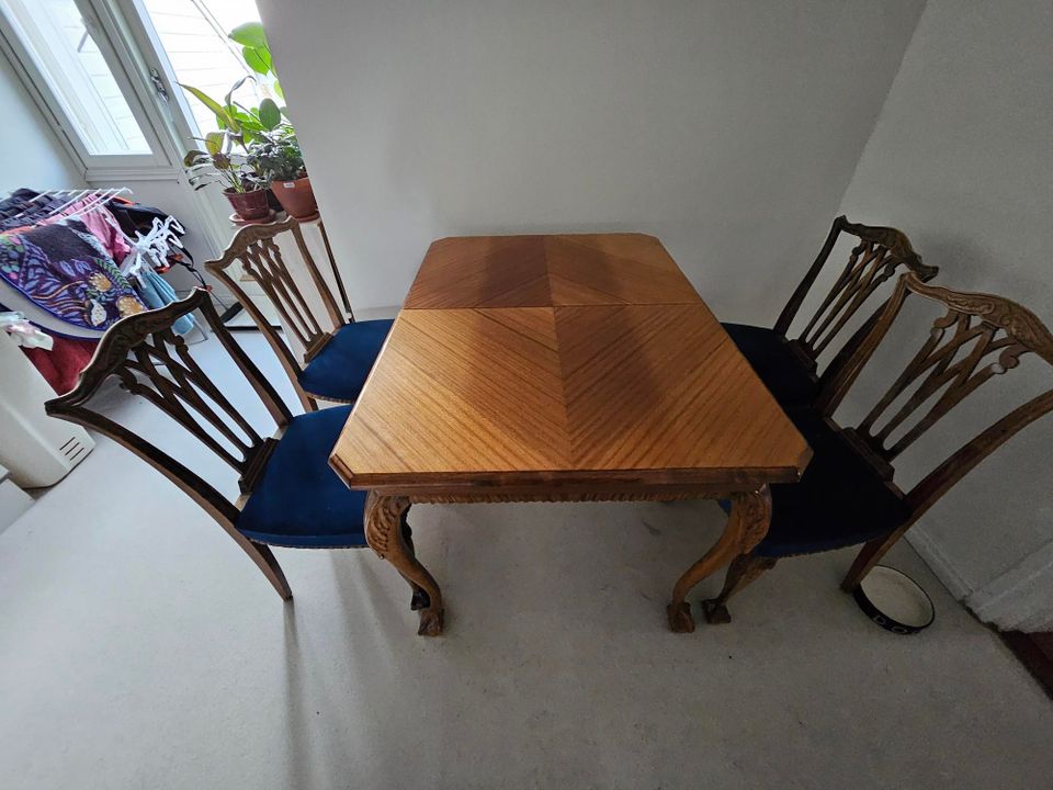 Pöytä ja 4 tuolia