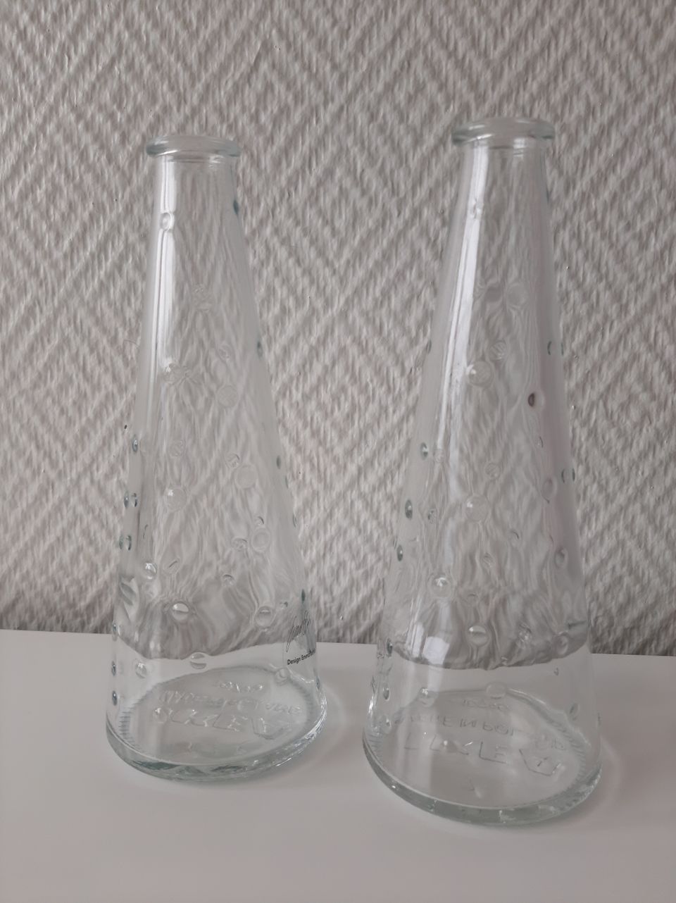 Kaksi Ikea 16795 pulloa/maljakkoa
