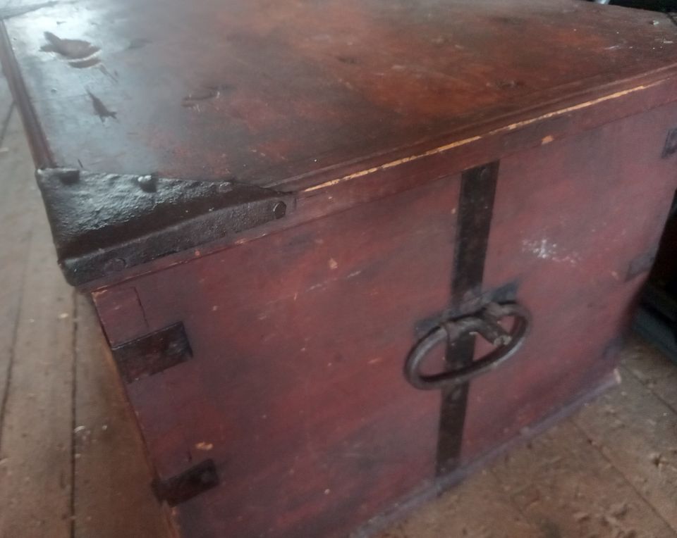 Vanha puinen arkku/ laatikko