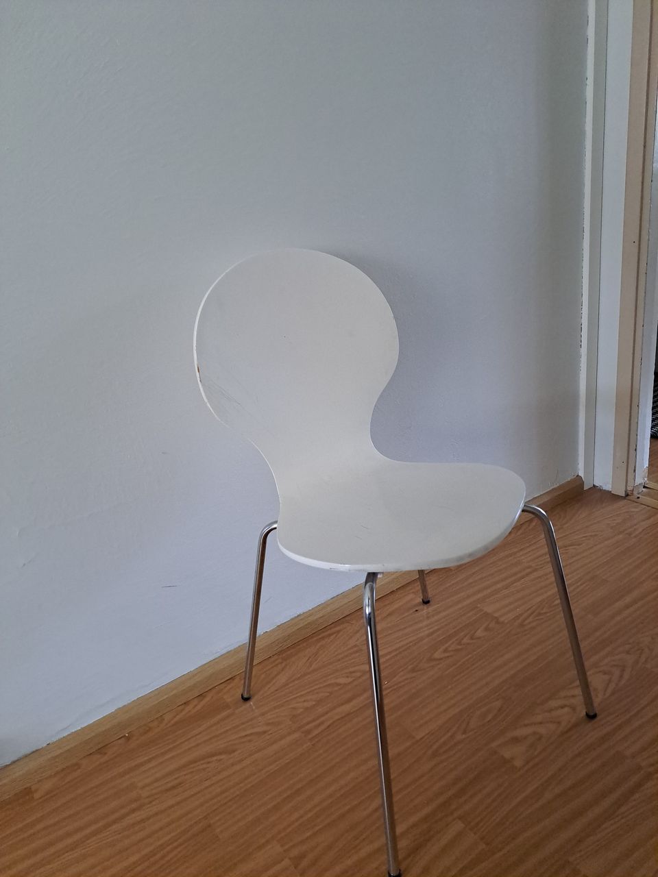 Valkoinen tuoli