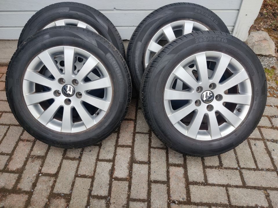 Volkswagen OEM + 205/60R16 lähes uudet renkaat