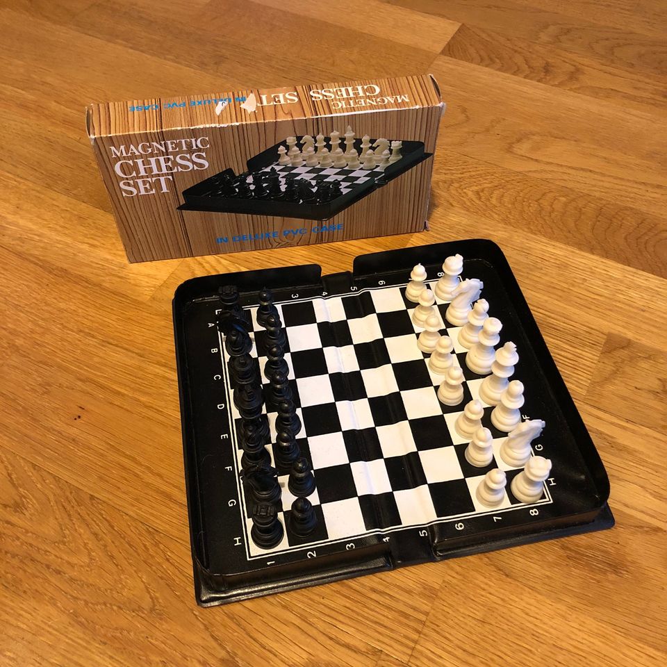 Kokoontaitettava magneettinen shakkipeli