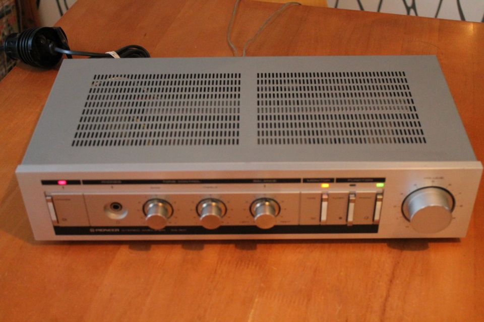Stereot valmistettu Japanissa vintage hifi vahvistin Pioneer SA-301 80-luku