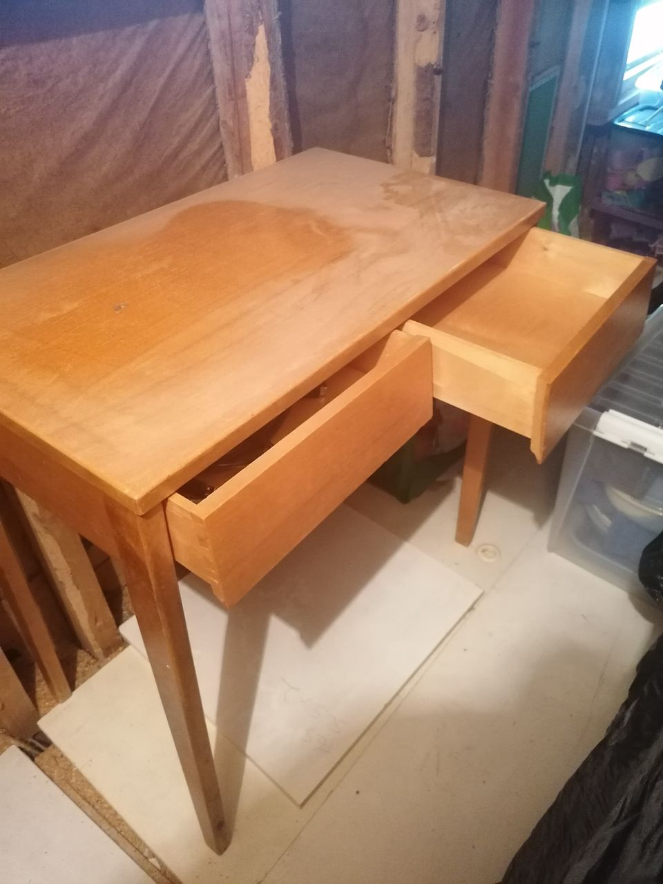 Vanha puinen pöytä