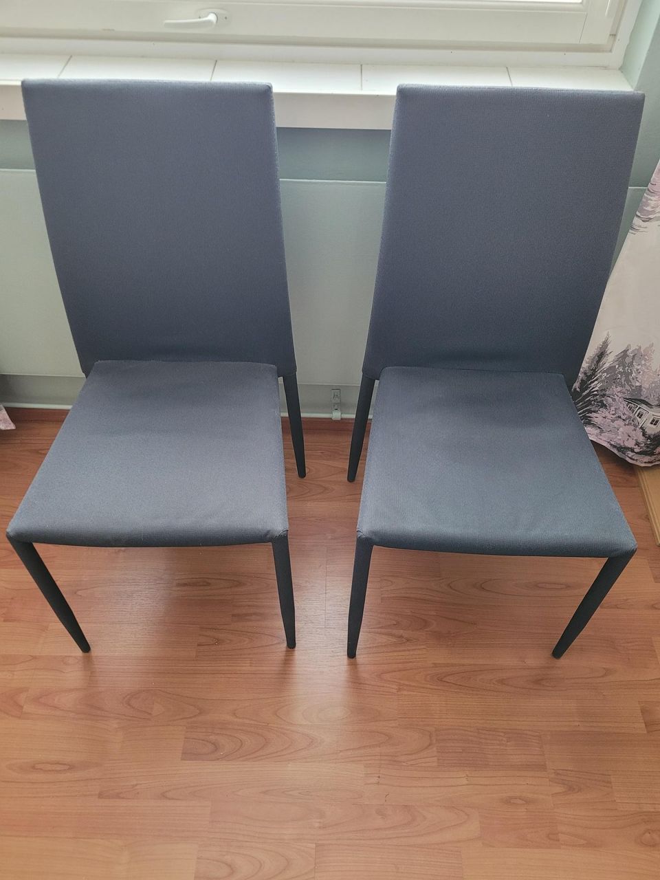 2 harmaata tuolia