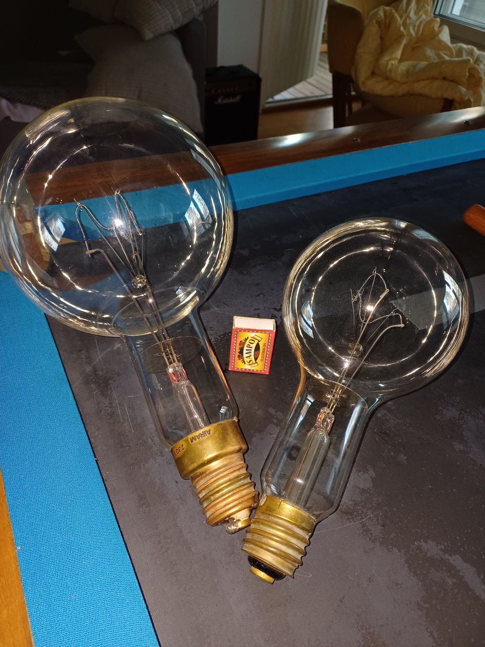 Lamppu AIRAM 2000w,  2 kpl sodanaikainen valonheitin lamppua, sähköhistoriaa