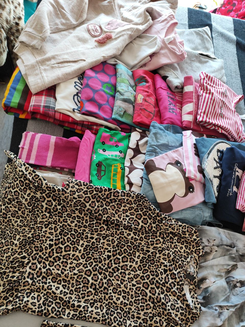 Kaappien siivousta! Tyttöjen 110-140 vaatteita