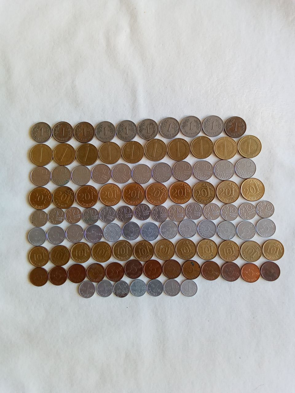 Suomi 1,5,10,20,50 pennejä ja 1 markkoja 1928-2000 väliltä 100 kpl.