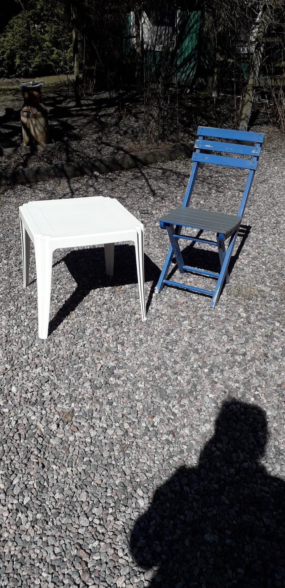 Puutarhapöytä ja tuoli