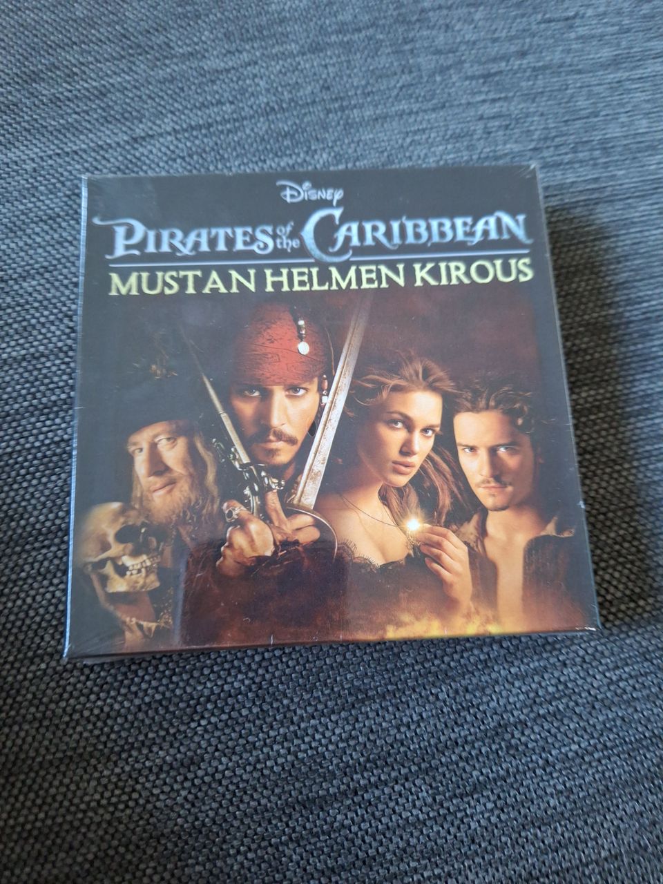 Pirates of the caribbean mustan helmen kirous