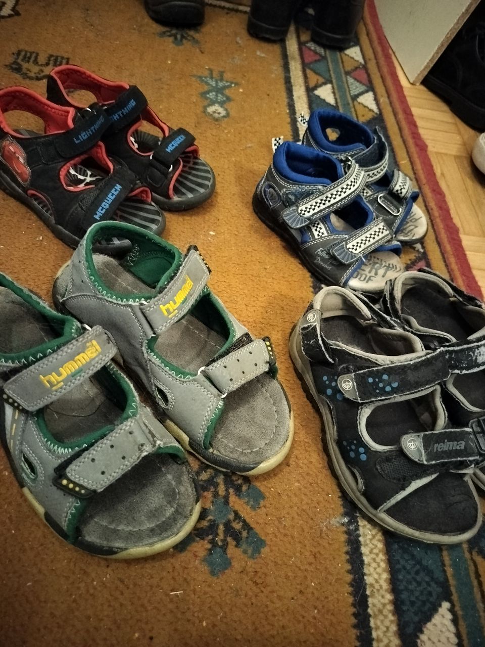 Lasten sandaaleita koko 24-33