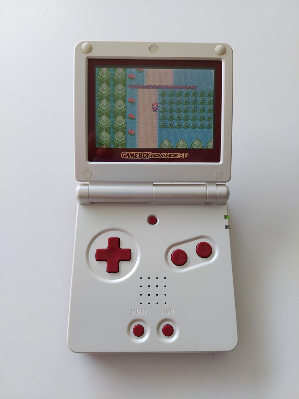 Taustavalaistu Game Boy Advance SP famicom edition