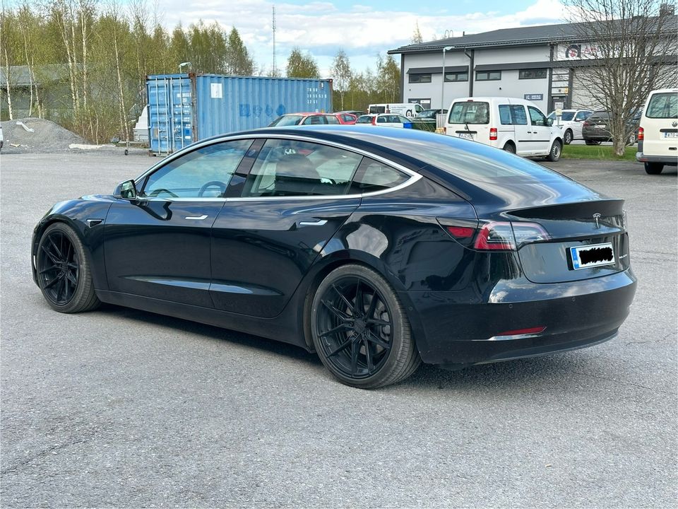 Tesla model 3 20” kesärenkaat ja vanteet