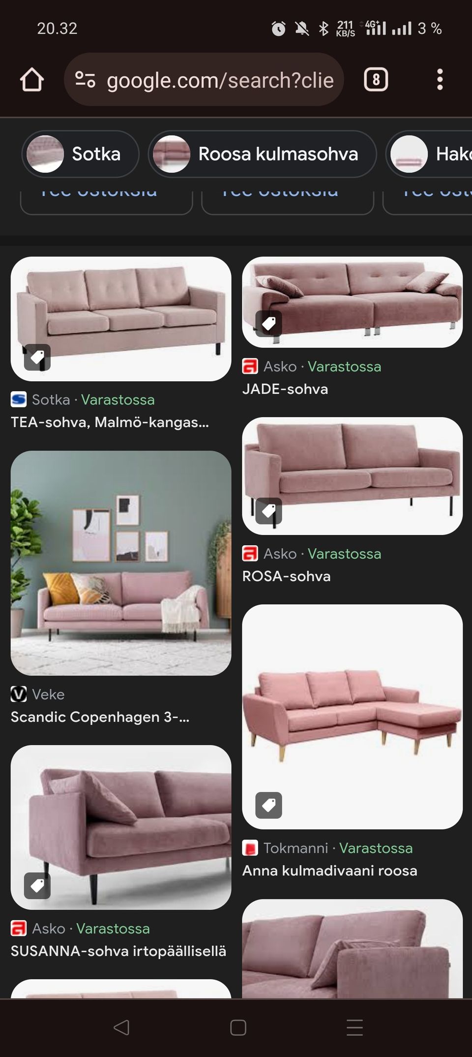 Roosa tai vaalean vihreä sohva