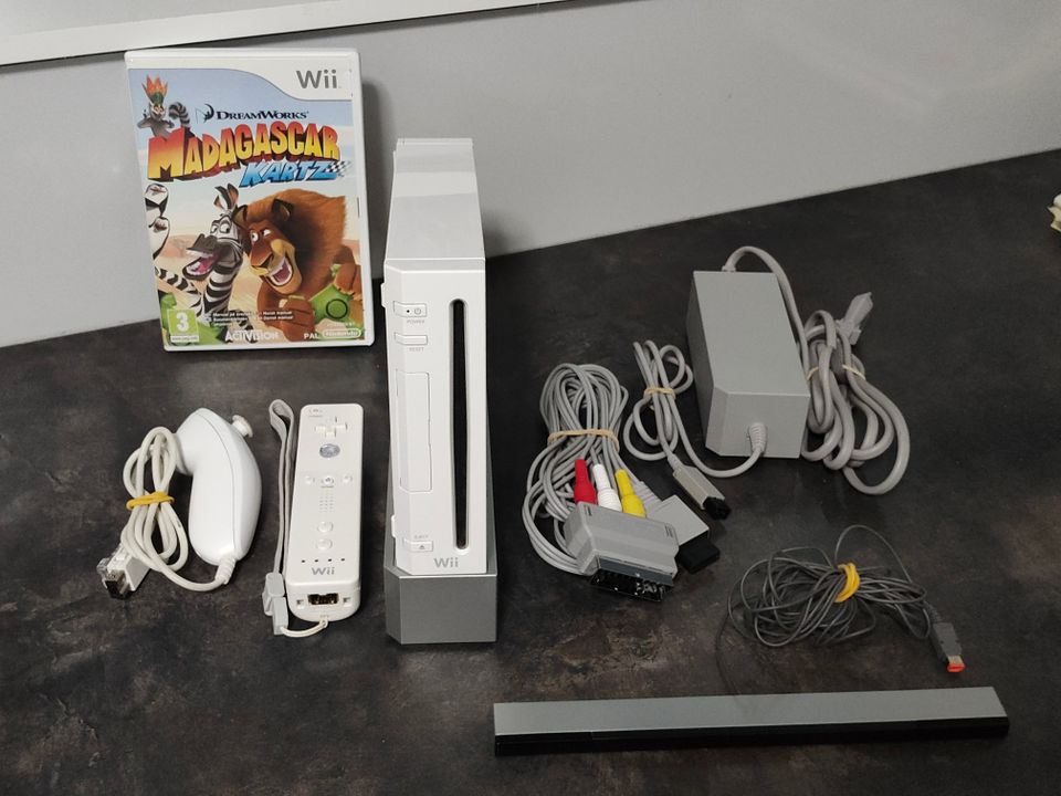 Nintendo Wii + Madagascar Kartz peli