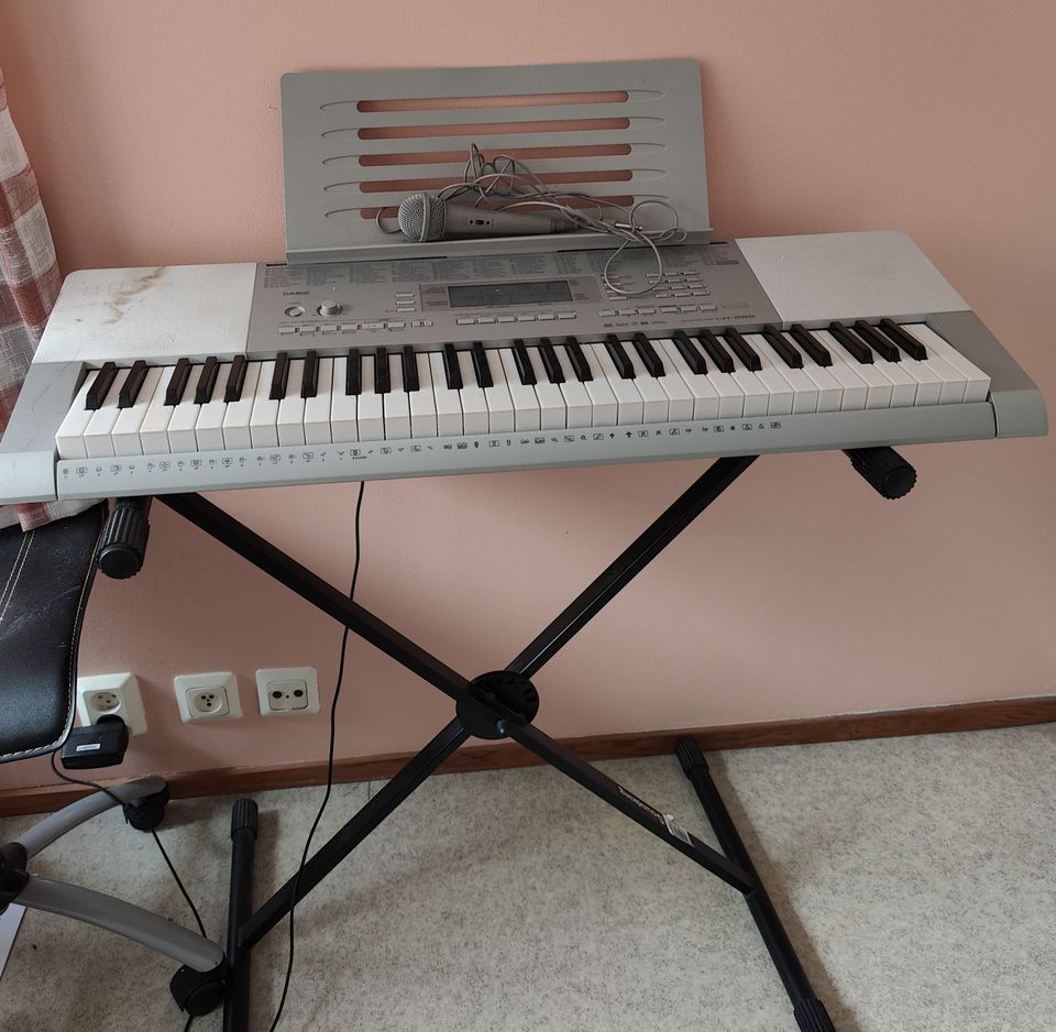 Casio LK-280 Keyboard, jalusta ja mikrofoni