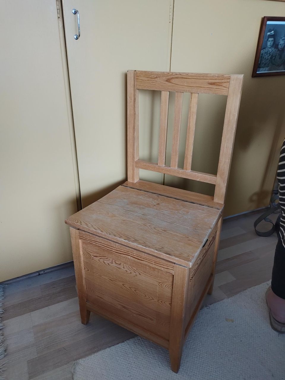 Vanha tuoli säilytyslokerolla