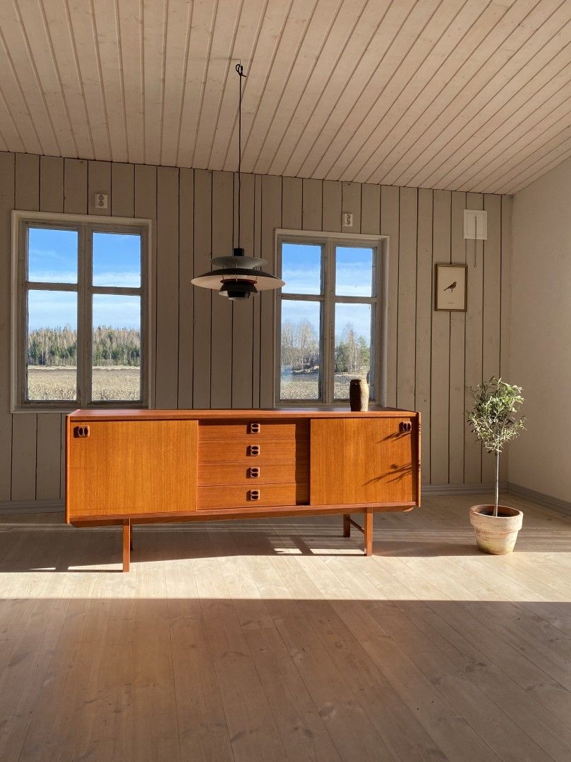 Erik Wörtz Korsör 1960-luvun Teak Pitkä Sideboard