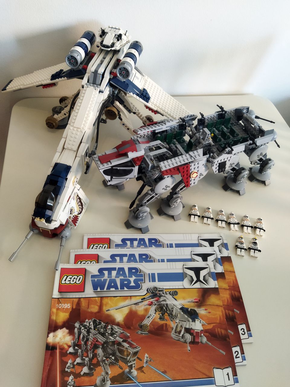 Lego Star Wars 10195: Republic Dropship with AT-OT