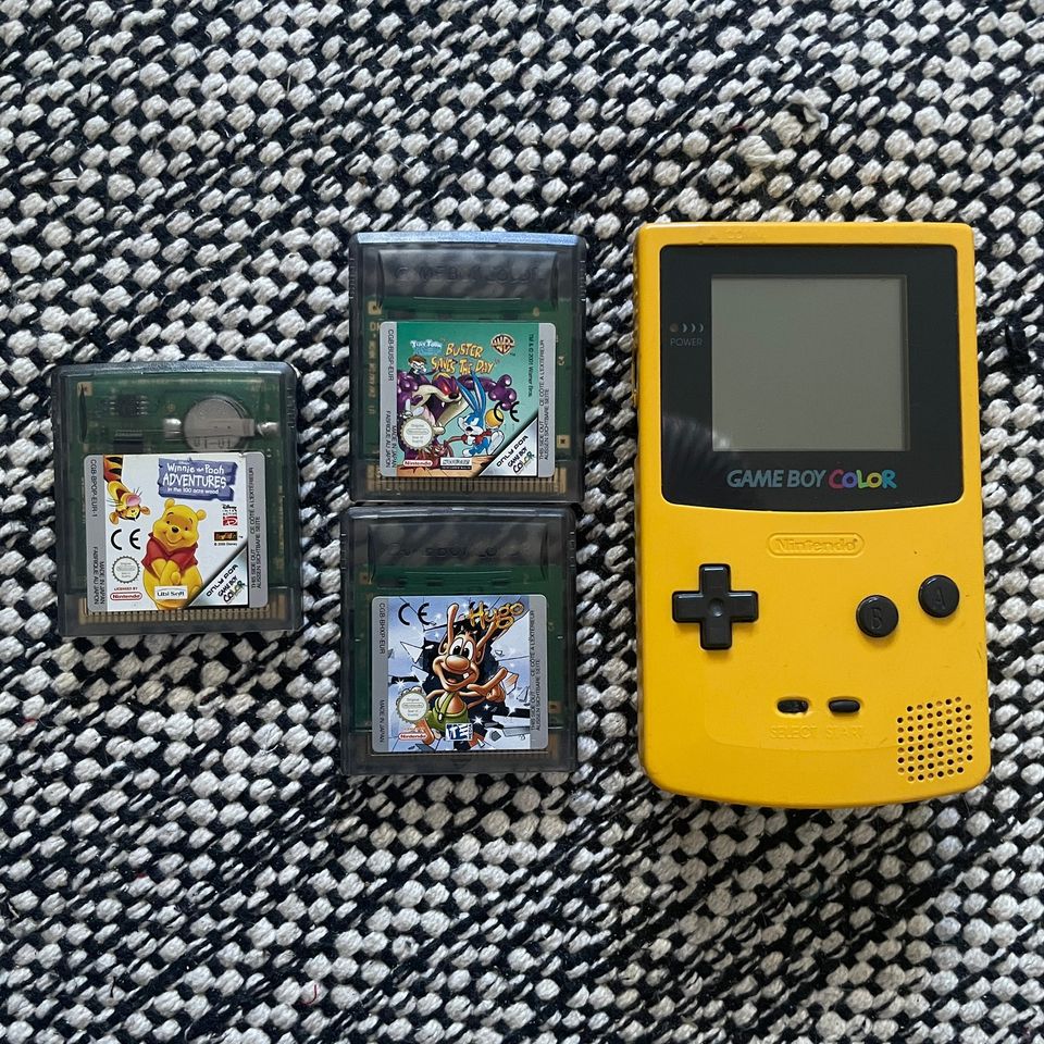 Game boy color keltainen ja kolme peliä vintage