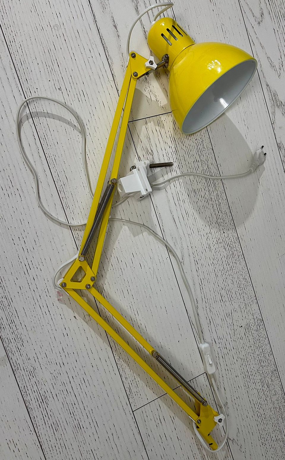Pirteän Keltainen Ikean työvalaisin