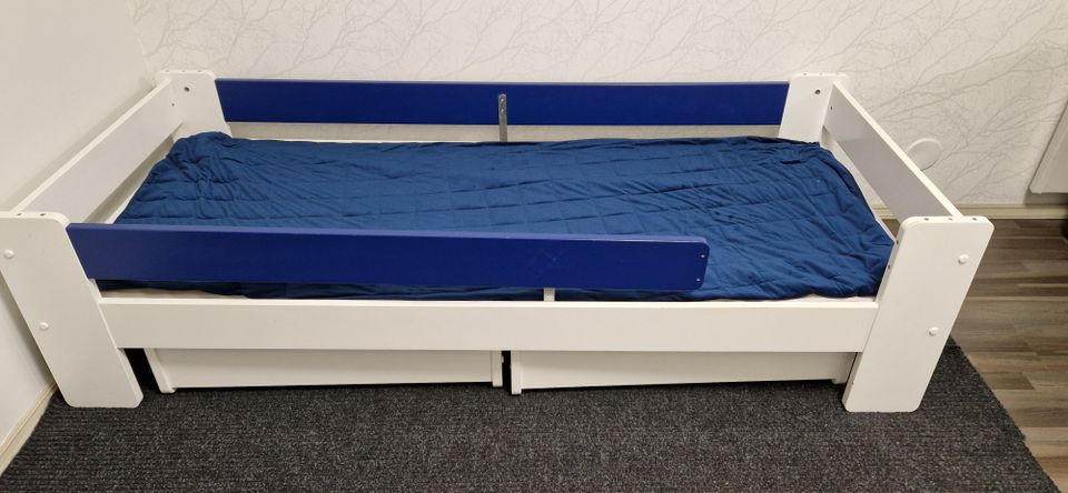 Unipuu-sänky kahdella sängynaluslaatikolla
