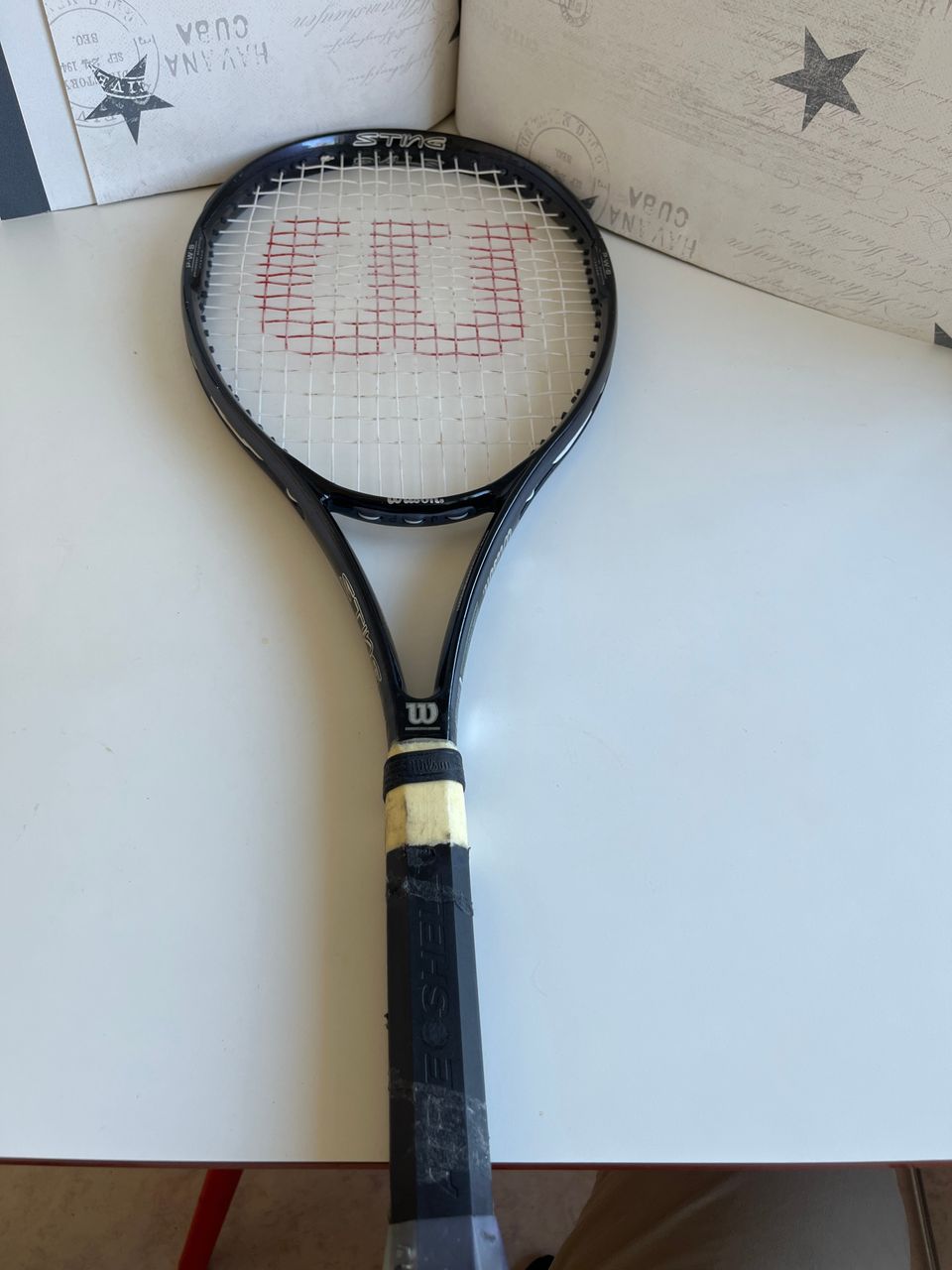Wilson P.W.S tennis maila Gripp 4 1\4 Sting Aire Shell