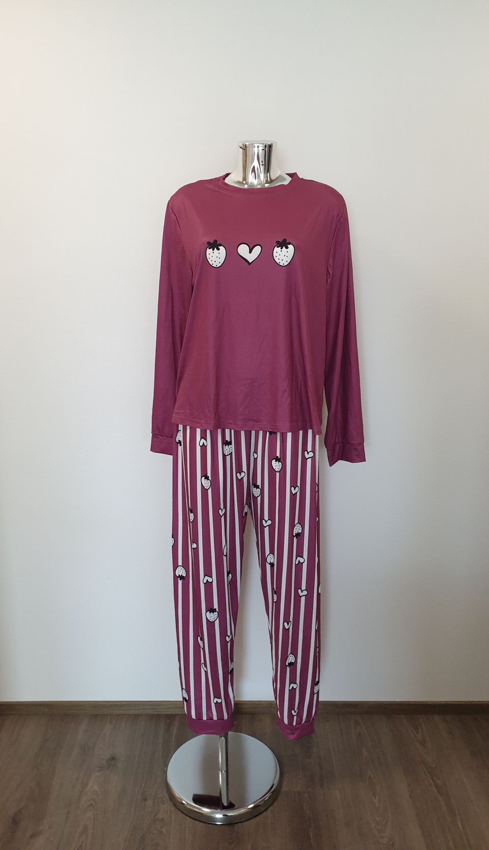 UUSI/Käyttämäton naisten pyjama (kokoL/XL)
