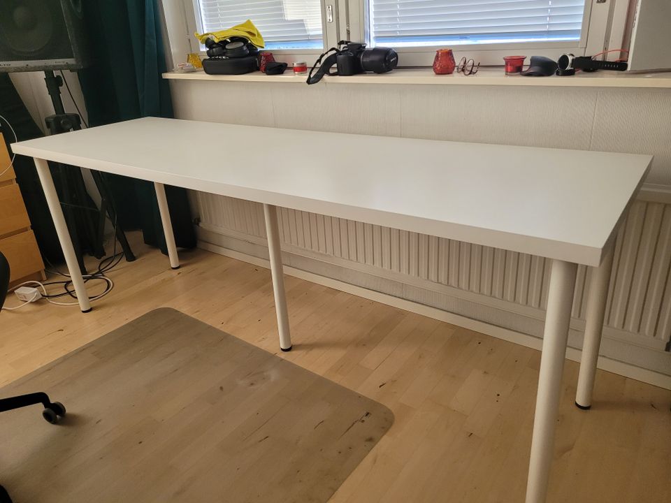 Ikean pöytä 30€, valkoinen