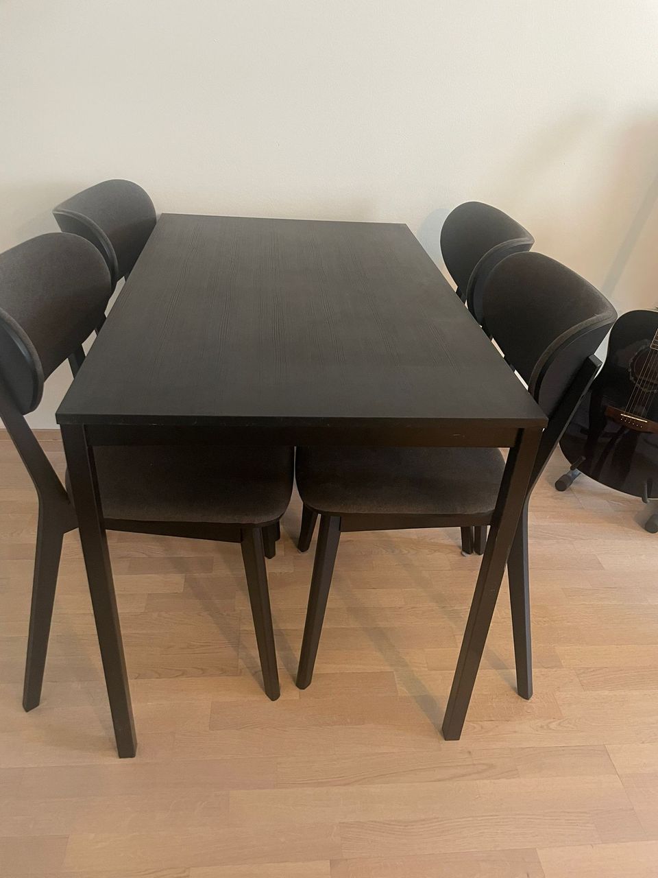 Musta pöytä puukuviolla